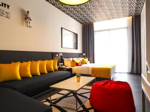 贝鲁特思玛维尔酒店的客厅配有沙发和桌子