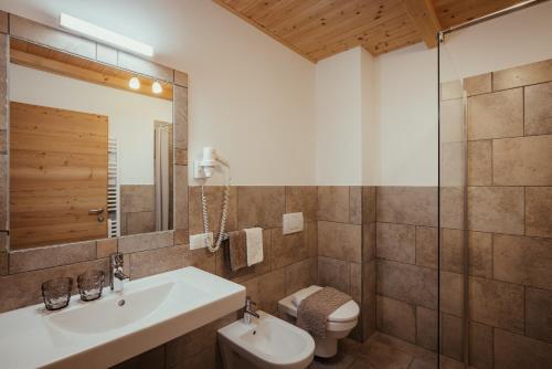 科瓦拉因巴迪亚Refugium LaFlu Apartments的一间带水槽、卫生间和镜子的浴室