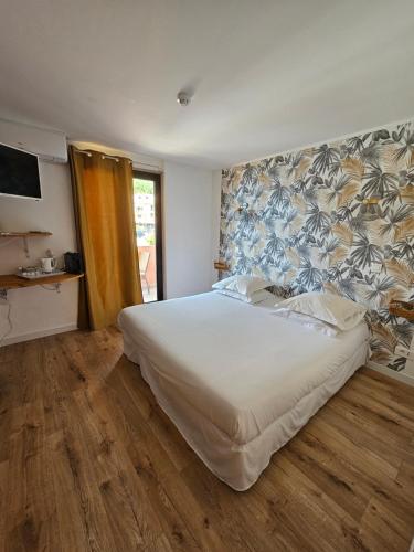 波尔图Le monte rosso的卧室配有一张白色大床和墙壁