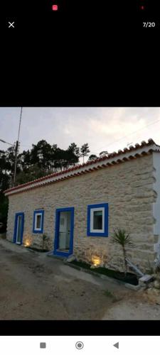 欧伦Moradia dos Castelos, casa para 10 pessoas的一座带蓝色门的小房子和一座建筑