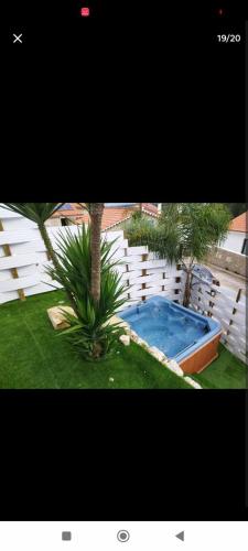 欧伦Moradia dos Castelos, casa para 10 pessoas的一张游泳池旁白色围栏的照片