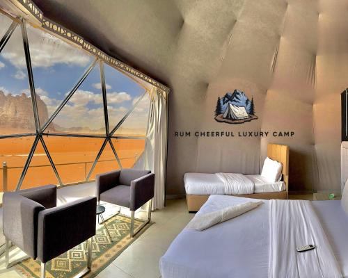 瓦迪拉姆RUM CHEERFUL lUXURY CAMP的酒店客房设有两张床和窗户。