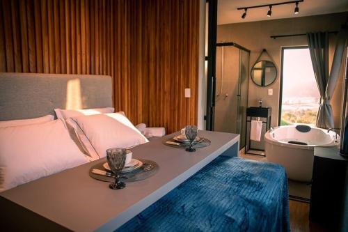 乌鲁比西Cabanas Sunset View的一间卧室配有一张大床,设有浴缸和立体兽医。