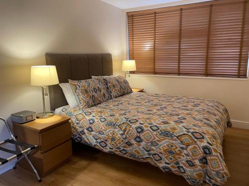 布罗姆利克雷农场旅馆的一间卧室配有一张床、两盏灯和一个窗户。