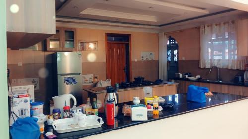尼耶利Muringa Villa的厨房配有带瓶子和冰箱的台面