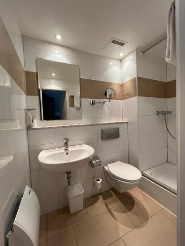 杜塞尔多夫Hotel Monopol City Centre的白色的浴室设有水槽和卫生间。