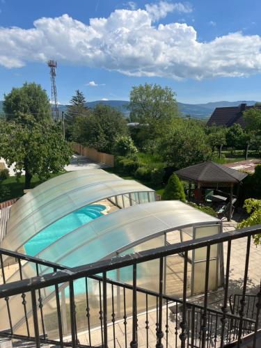 波切尼斯Ubytovanie pri Kúpeľoch的一座带圆顶建筑的大型游泳池