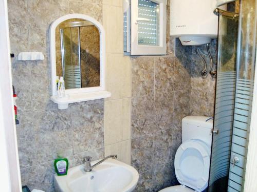 赫尔采格诺维3 bedrooms chalet with enclosed garden and wifi at Herceg Novi 2 km away from the slopes的一间带卫生间、水槽和镜子的浴室
