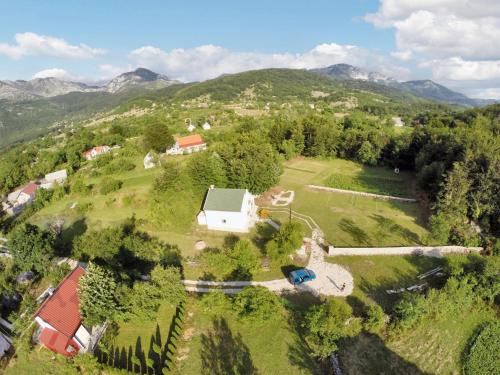 赫尔采格诺维3 bedrooms chalet with enclosed garden and wifi at Herceg Novi 2 km away from the slopes的山丘上房屋的空中景致