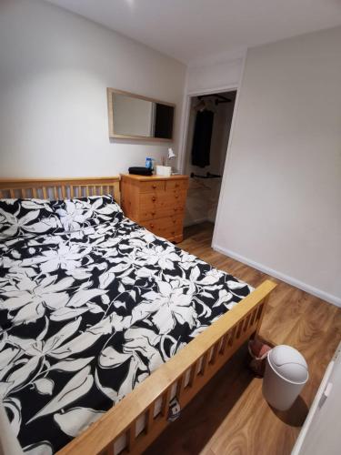 比斯特Private room in a lovely home的一间卧室配有一张带黑白毯子的床