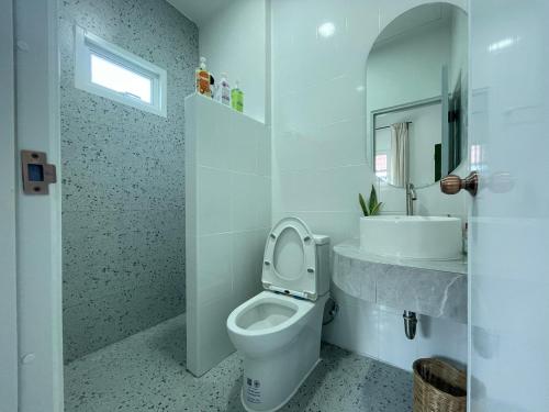 北碧Vawa Guesthouse的白色的浴室设有卫生间和水槽。
