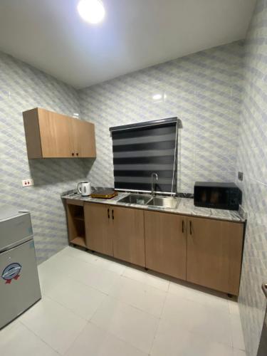阿布贾lnfinity Luxury Apartment的厨房配有水槽和台面