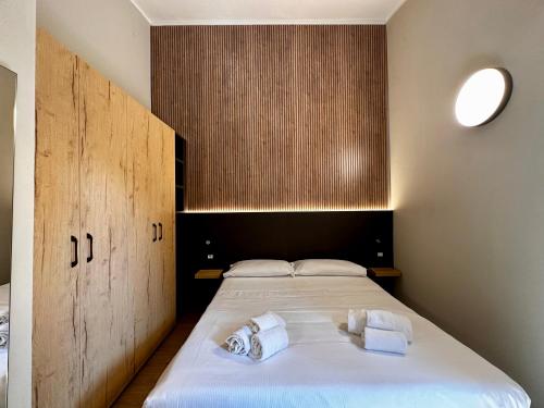 利沃诺米拉马尔酒店的一间卧室配有带毛巾的床