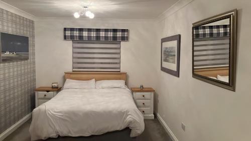 TarboltonBard Drive的卧室配有白色的床和2个床头柜