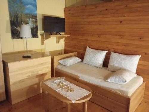 斯诺基罗扎客房旅馆的客房设有一张床、一张桌子和一张桌子。