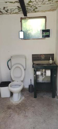 VunoGjipe Eco Campground的一间带卫生间的浴室和一张带镜子的桌子