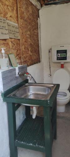 VunoGjipe Eco Campground的带卫生间的浴室内的绿色水槽