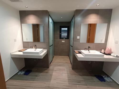黄山风景区黄山望峰楼的浴室设有2个水槽和2面镜子