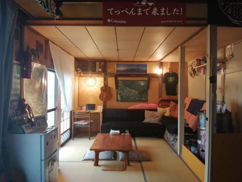 上川町Yukiumi House的客厅配有沙发和桌子