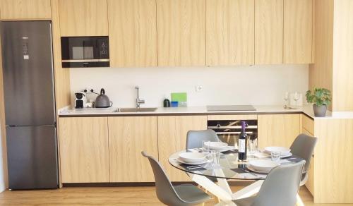索里亚Arboleda Centro的厨房配有桌椅和冰箱。