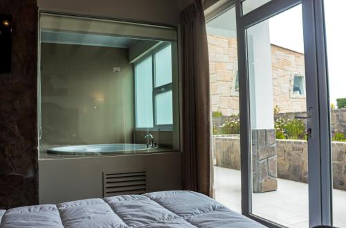 YanqueHotel Puerta del Sol Colca的主浴室设有浴缸和窗户。