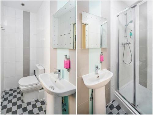 新德里stay in的浴室配有卫生间、盥洗盆和淋浴。