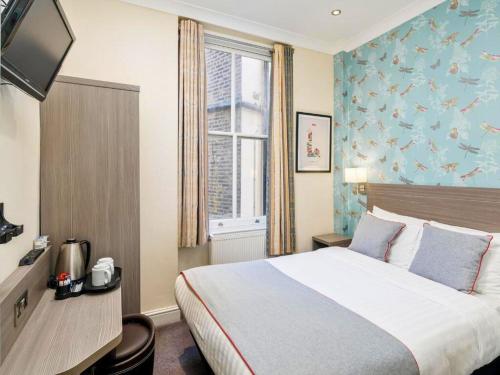 新德里stay in的酒店客房设有床和窗户。