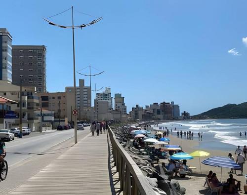 纳韦甘蒂斯AP Lindo, novo no Gravatá/Beto Carreiro 5min的海滩上,有遮阳伞,有人在木板路上