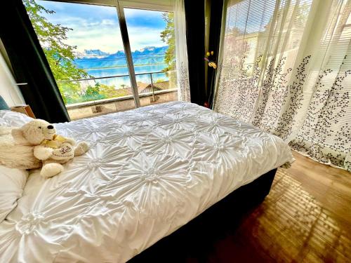 蒙特勒Spa luxury app for 2 or 4 pers centre lac view的两只泰迪熊坐在窗前的床上