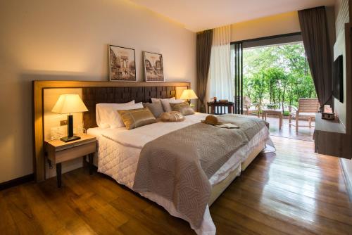 Rimnaam Klangchan Hotel - SHA Plus客房内的一张或多张床位