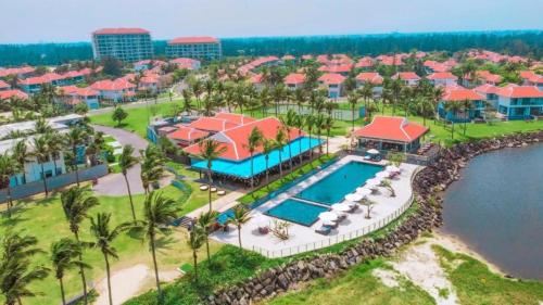 岘港Ocean Beach Resort Da Nang的享有带游泳池的度假村的空中景致