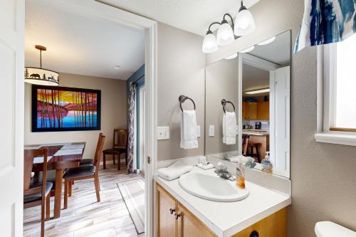 加登城Harbor Village Lakeview Condo 902-2的一间带水槽和镜子的浴室以及一间用餐室