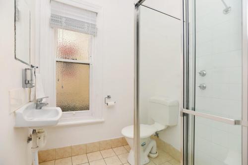 阿德莱德Cecil Mansions Wi-fi Parking Central Location的浴室配有卫生间、盥洗盆和淋浴。