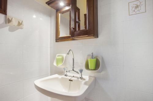 马蒂亚斯Castellos Bellos Studio 1的白色的浴室设有水槽和镜子