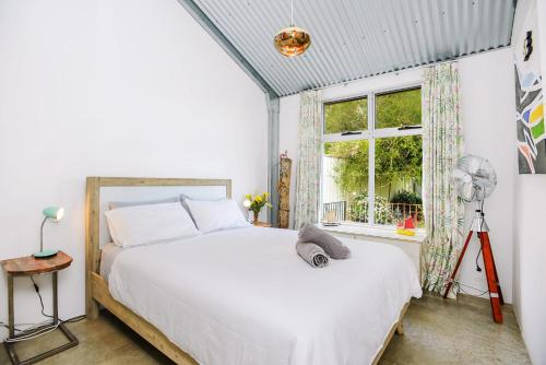 Goolwa NorthPelican Cottage - Pet Friendly - Wifi的卧室配有白色的床和窗户。