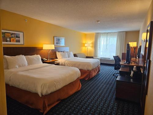 安克尼Comfort Inn & Suites Ankeny - Des Moines的酒店客房设有两张床和电视。