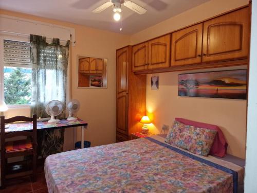 福恩吉罗拉Fuengirola Rooms Boliches Beach的一间卧室配有一张床、一张书桌和一个窗户。