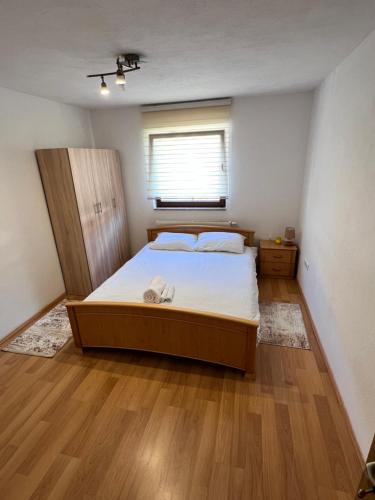 萨拉热窝SA Apartment的一间卧室设有一张大床和一个窗户。