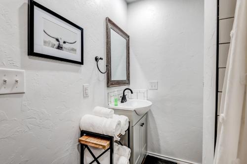 斯蒂尔沃特Charming Getaway in Stillwater的白色的浴室设有水槽和镜子