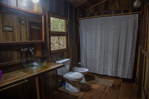 埃尔索韦维奥Lodge Paraíso的浴室配有卫生间、盥洗盆和淋浴。