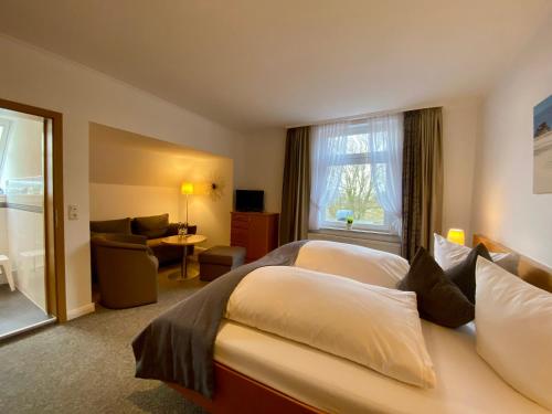 韦斯特雷费尔Kirchspielkrug Landhotel & Restaurant的酒店客房设有两张床和窗户。