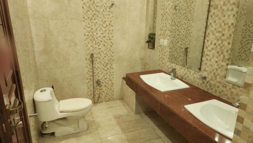 伊斯兰堡Modern luxury home located in centre of Islamabad的一间带卫生间和水槽的浴室