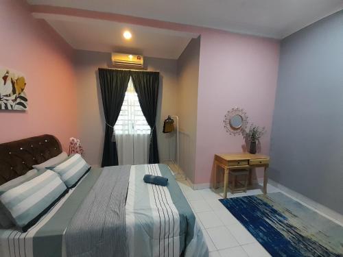 关丹Homestay Cempaka Cottage Kuantan的一间卧室设有一张大床和一个窗户。