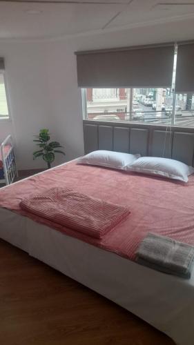 伊基克HOTEL JIMENA的一间卧室配有一张带红色毯子的大床