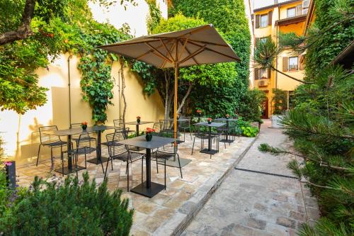 博洛尼亚波尔塔圣马莫洛酒店的一组桌椅和一把伞