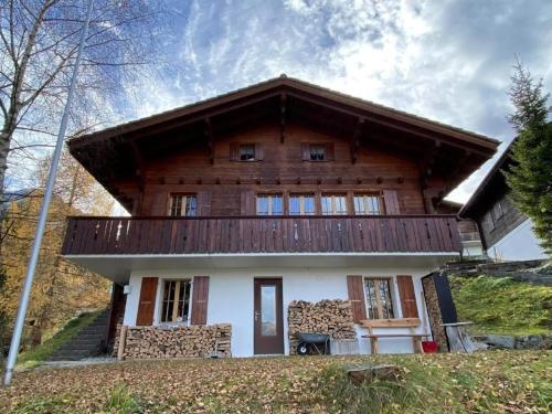 阿克斯普Chalet Specht, gemütliches Ferienchalet auf der Axalp的木屋的顶部设有阳台