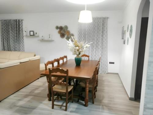 普拉多德尔雷4 bedrooms chalet with private pool furnished terrace and wifi at Prado del Rey的一间带桌椅和沙发的用餐室