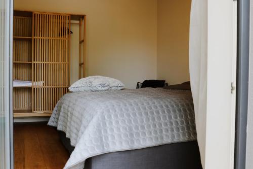 斯伽尔达Tūristu apartamenti的卧室配有带白色棉被的床