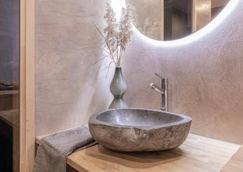 埃斯波Villa David的一间带大型石质水槽和花瓶的浴室