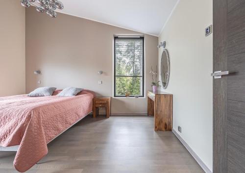 埃斯波Villa David的卧室配有粉红色的床和窗户。